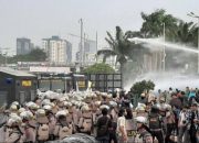 Demo di Gedung DPR Memanas, Polisi Pukul Mundur Massa, Lalu Lintas Dialihkan.