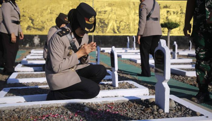 Peringati HUT ke-77, Polwan Polres Madiun Gelar Ziarah di TMP Kota Madiun