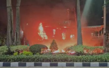 Kerusuhan di Surabaya: Massa Bakar Pos Polisi saat Aksi Solidaritas