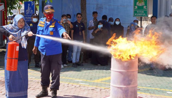 Tingkatkan Kesiapsiagaan, PLN Situbondo Gelar Simulasi Tanggap Darurat Kebakaran