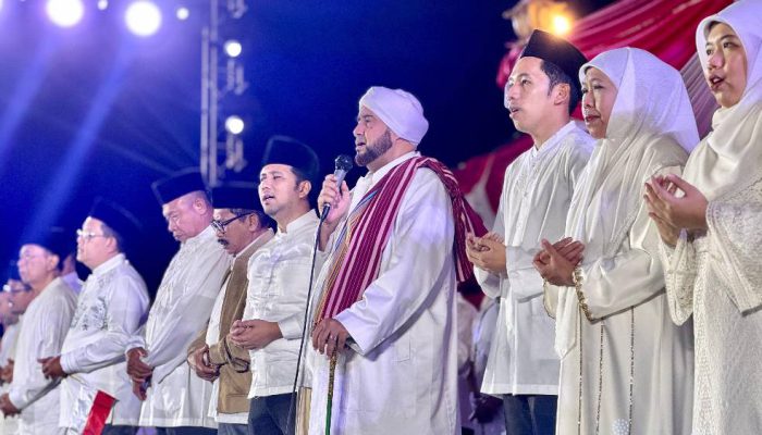 Rayakan HUT ke-80 RI, Ribuan Umat Padati Grahadi dalam Dzikir dan Sholawat Bersama