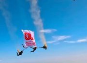 Aksi Heroik Kopassus Kibarkan Spanduk HUT ke-80 RI di Atas Awan