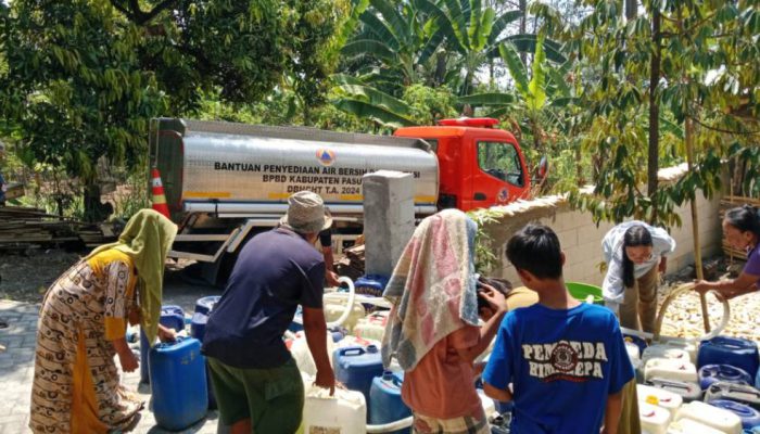 Atasi Kekeringan, BPBD Pasuruan Distribusikan 10 Ribu Liter Air Bersih per Desa