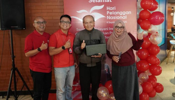 Telkomsel Serahkan Hadiah Mobil pada Momen Hari Pelanggan Nasional di Surabaya