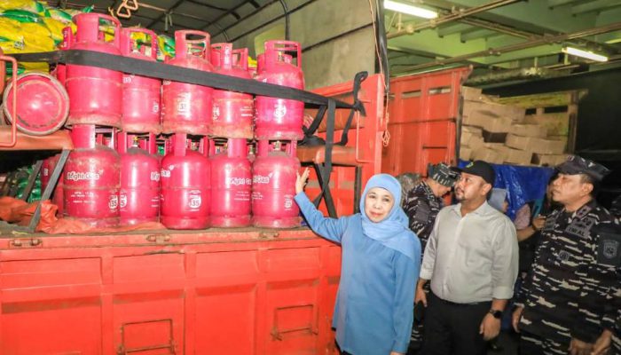 Khofifah Kirim Bantuan Logistik KRI Surabaya untuk Warga Pulau Bawean Terdampak Gelombang.