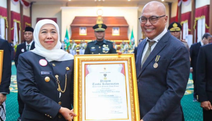 Ketua Umum PWI Pusat Akhmad Munir Terima Lencana Kehormatan “Jer Basuki Mawa Beya” dari Pemprov Jatim