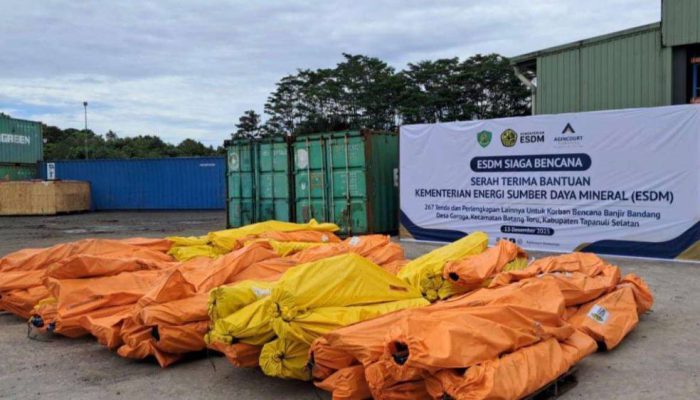 Kementerian ESDM Bantu Korban Banjir Tapsel dengan Ratusan Tenda