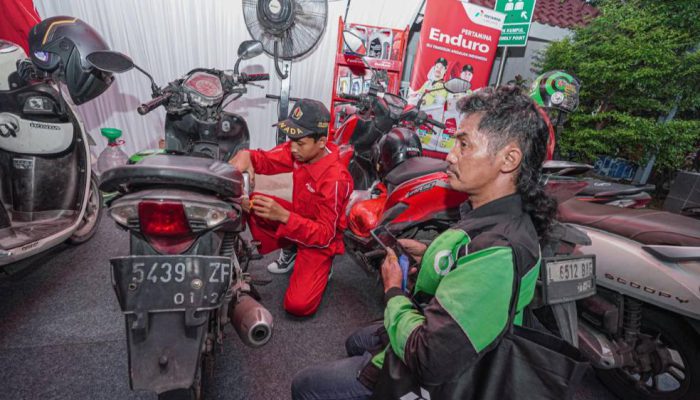 Peduli Ojol, Pertamina Patra Niaga Salurkan Bantuan Pendidikan di Surabaya