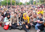 Juara D’Academy 7 Valen Dielu-elukan Warga di Grahadi Surabaya