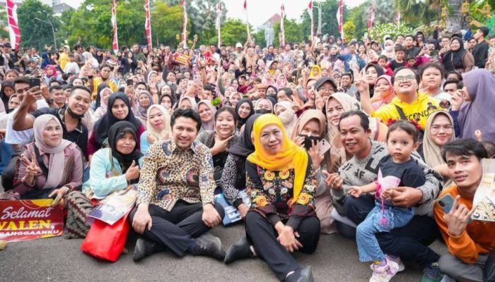 Juara D’Academy 7 Valen Dielu-elukan Warga di Grahadi Surabaya