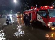 Puluhan Armada Damkar dan DLH Tangani Genangan di Surabaya
