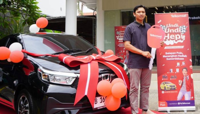 Tukar Poin di Program Undi-Undi Hepi, Dosen di Probolinggo Dapat Hadiah Mobil Honda Brio dari Telkomsel