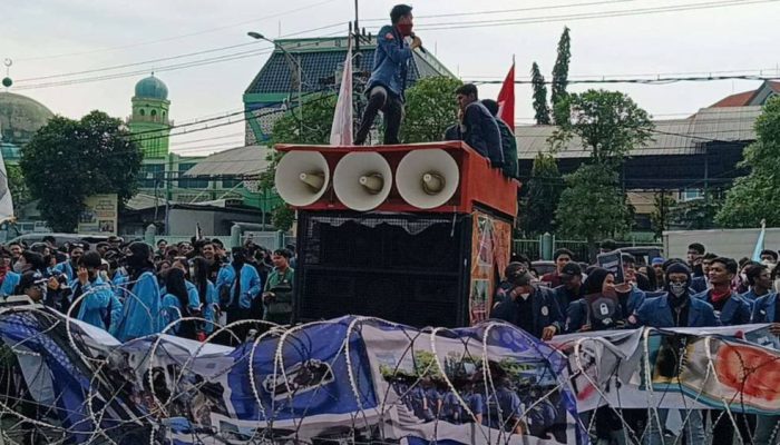 Ratusan Mahasiswa Turun ke Jalan, Minta DPRD Jatim Satu Suara ke Pusat
