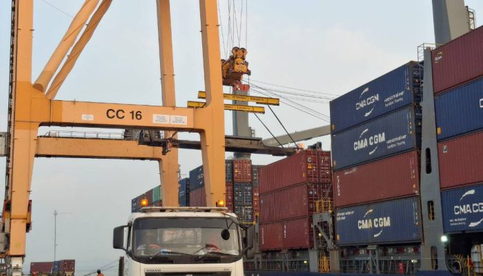 Ekspor Berlanjut, TPS Tangani Pengiriman Locomotive Platform PT INKA ke Australia