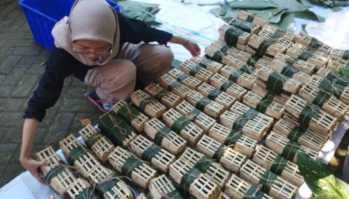 Pemkab Banyuwangi Ajak Warga Kurangi Kantong Plastik Saat Pembagian Daging Kurban