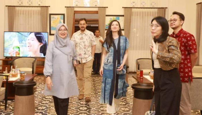 Ajak Keluarga Liburan, Raline Shah Jelajahi Pesona Alam dan Budaya Banyuwang