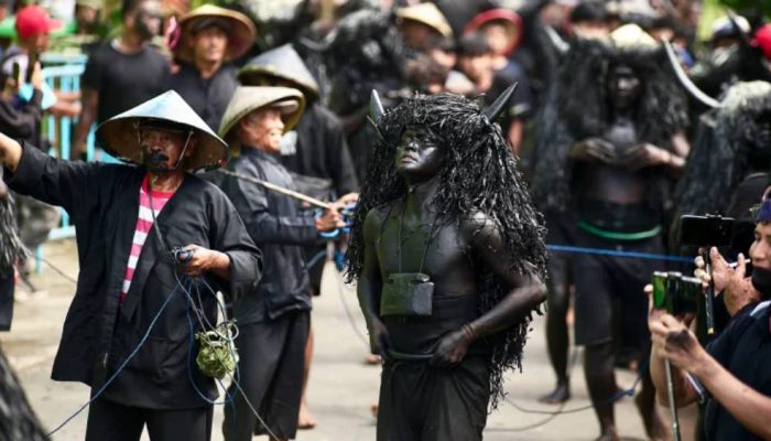 Ribuan Warga dan Turis Asing Padati Ritual Adat Kebo-keboan Alasmalang di Banyuwangi
