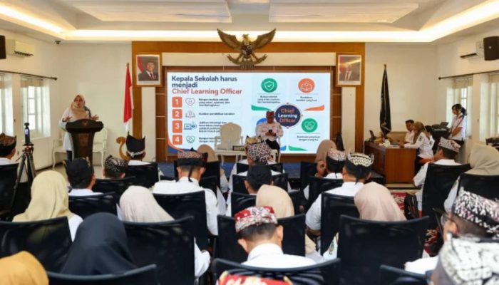 Cegah Anak Putus Sekolah, Bupati Ipuk Minta Kepala Sekolah Peka terhadap Kondisi Siswa
