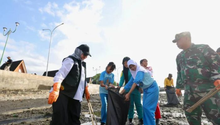 Kemendagri Pilih Banyuwangi Jadi Lokasi Gerakan Indonesia ASRI, Ribuan Warga Ikut Bersih Pantai