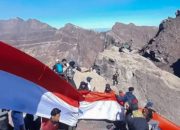 Peringati HUT ke-81 RI, Ratusan Pendaki Bentangkan Merah Putih 81 Meter di Puncak Gunung Raung