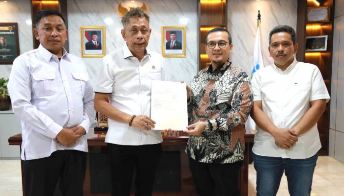 Pemkab Mamuju Tengah Serahkan Sertifikat Lahan untuk Pembangunan Sekolah Rakyat