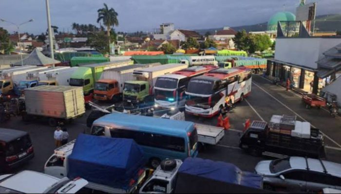 Antrean Pelabuhan Ketapang Mengular 6 Km, Polda Jatim Kerahkan 60 Personel BKO
