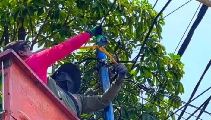Pemkot Surabaya Sisir 23 Ruas Jalan, Puluhan Kabel Utilitas Ilegal Ditertibkan